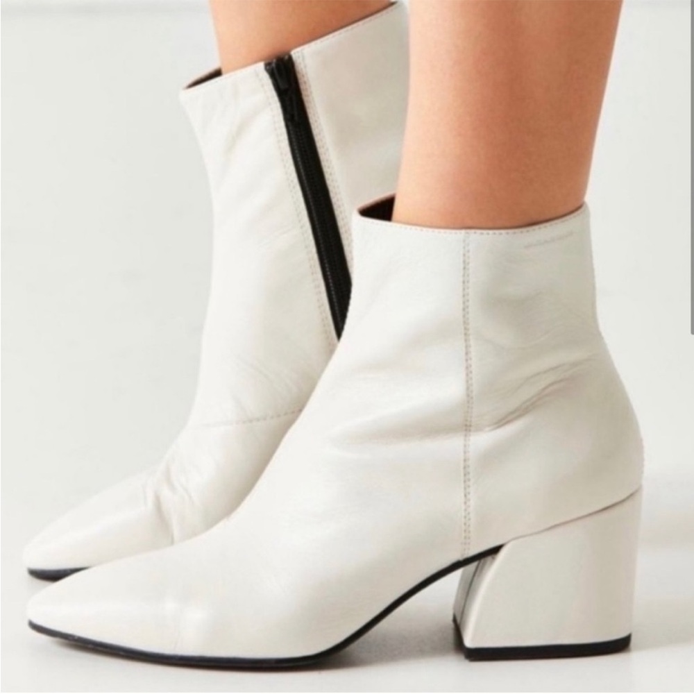 VAGABOND URBAN OUTFITTERS white  Ankle Booties